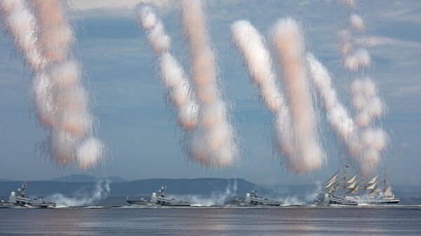 Корабли во время парада во Владивостоке, посвященном Дню Военно-морского флота в России