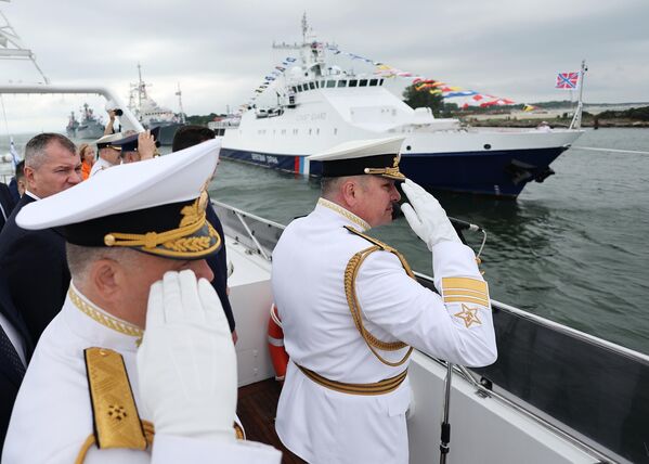 Командующий Балтийским флотом военно-морского флота РФ Владимир Воробьев (справа) принимает парад, посвященный Дню Военно-морского флота, в Балтийске