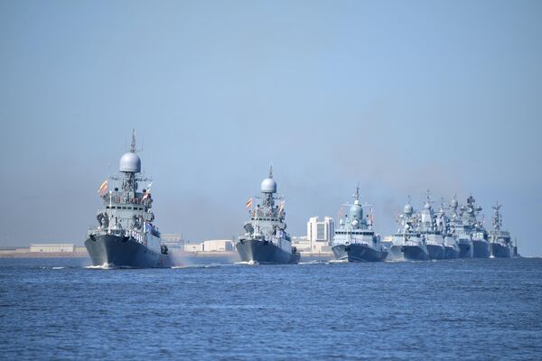 Корабли на параде, посвященном Дню Военно-морского флота в акватории Финского залива в Кронштадте