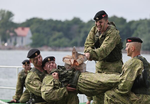 Морские пехотинцы в показательных выступления на праздновании Дня Военно-морского флота в Балтийске