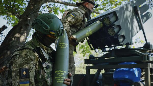 Украинские солдаты готовят хорватскую реактивную систему залпового огня RAK-SA-12 