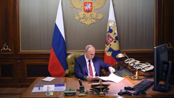 Владимир Путин проводит совещание с правительством в режиме видеоконференции