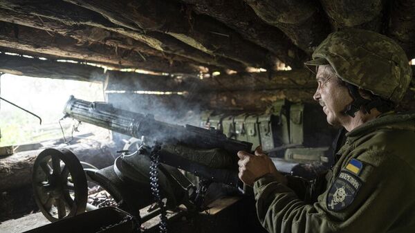  Украинский военнослужащий 28-й бригады стреляет из пулемета Максим в сторону российских позиций на передовой в Донецкой области