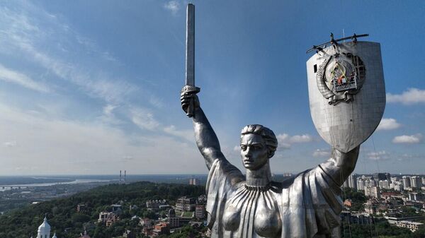 Монумент Родина-мать в Киеве, с которого снимают герб СССР