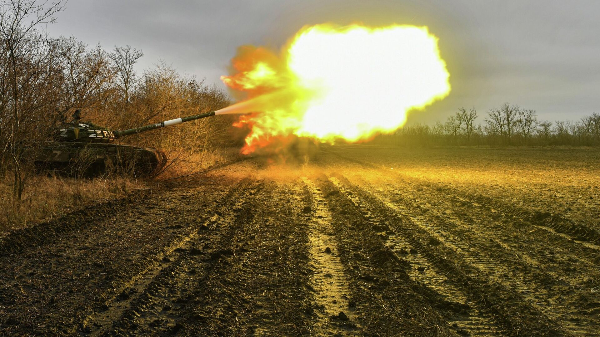 Работа танков Т-72Б в южном секторе специальной военной операции - РИА Новости, 1920, 02.12.2023
