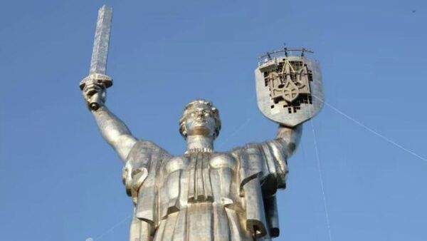 В Киеве на монумент Родина-мать установили украинский трезубец вместо герба СССР