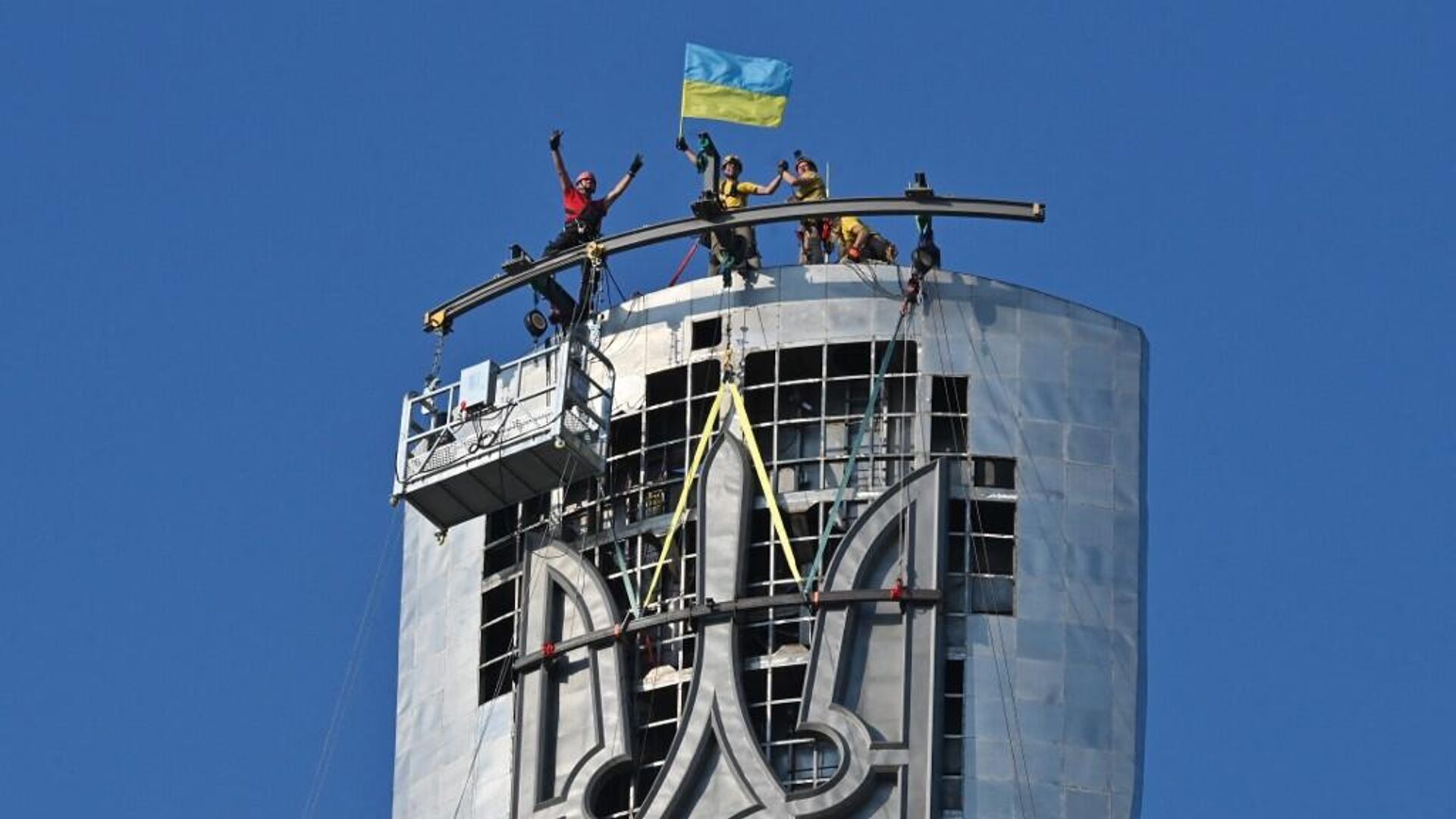 В Киеве на монумент Родина-мать вместо герба СССР установили герб Украины - РИА Новости, 1920, 06.08.2023