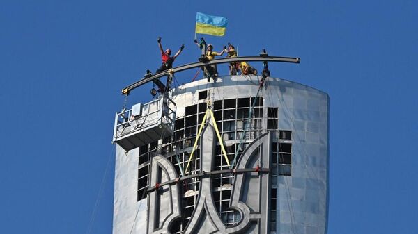 В Киеве на монумент Родина-мать вместо герба СССР установили герб Украины