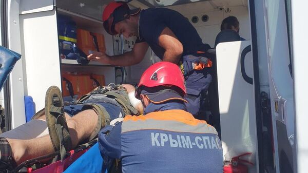 Сотрудники КРЫМ-СПАС эвакуировали пострадавшего, сорвавшегося со скалы в Черноморском районе