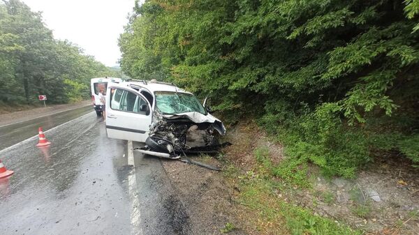 В ДТП на трассе Грушевка – Судак с грузовиком и легковушкой пострадали три человека