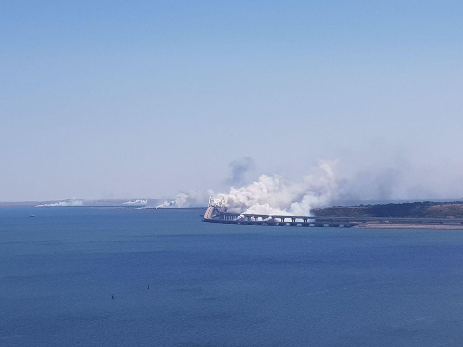 Ракеты атаковали крымский мост. Задымление на крымском мосту. Дымовая завеса крымский мост. Ракеты атаковали крымский мост. Атака на крымский мост.