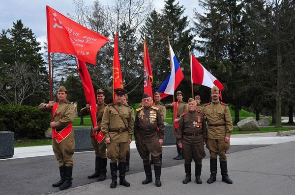Канадские реконструкторы из Военно-исторического клуба 191-я стрелковая дивизия (Торонто). Канадские реконструкторы из Военно-исторического клуба 191-я стрелковая дивизия (Торонто).