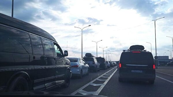 Очередь перед Крымским мостом