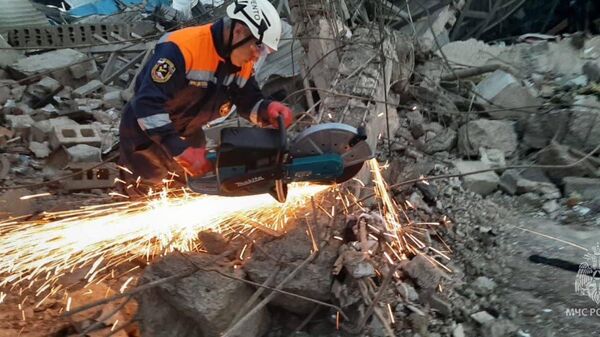 Сотрудники МЧС России продолжают разбор конструкций и поиск пострадавших на месте пожара в Махачкале