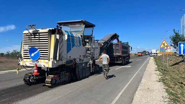 В Евпатории ремонтируют дорогу к порту Мирный