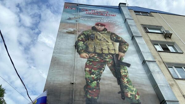 Мурал в Симферополе в честь сержанта Валерия Чернякова, погибшего при выполнении боевых задач в зоне проведения СВО