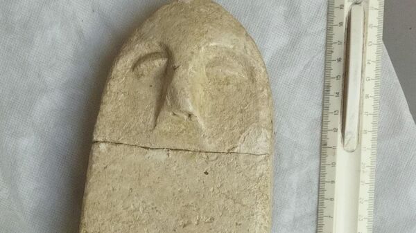 Каменный идол, обнаруженный при раскопках могильника Опушки