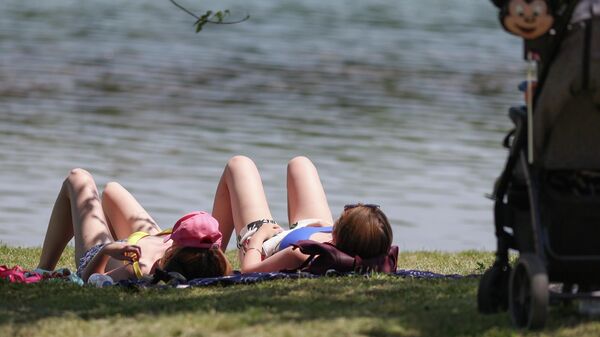 Отдыхающие на берегу озера Старая Кубань в Краснодаре.