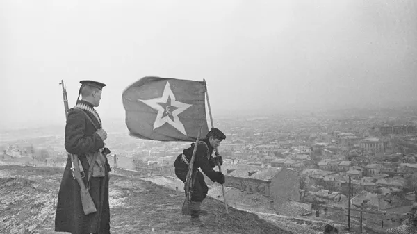 Моряки-десантники водружают на горе Митридат знамя - символ освобождения Керчи от немецких захватчиков в годы Великой Отечественной войны.