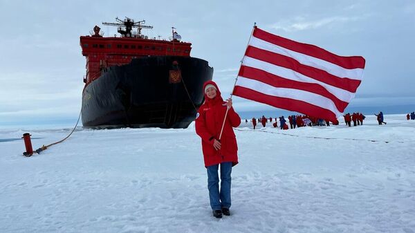 15-летняя крымчанка развернула флаг Керчи на Северном полюсе