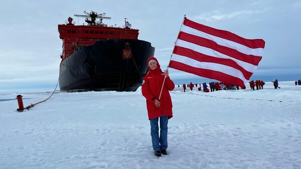 15-летняя крымчанка развернула флаг Керчи на Северном полюсе