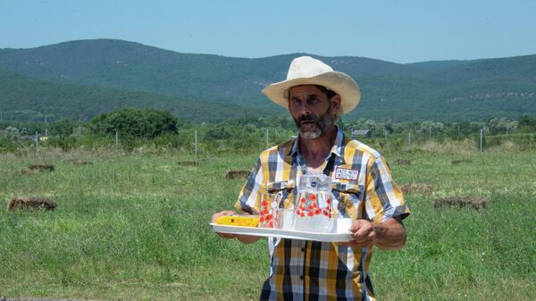 Сандро Фонтана, швейцарец, выращивающий в Крыму страусов