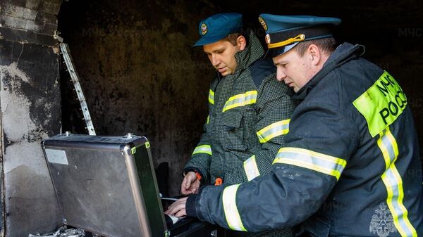 Сотрудники МЧС выясняют причину пожара в жилом доме Симферополя