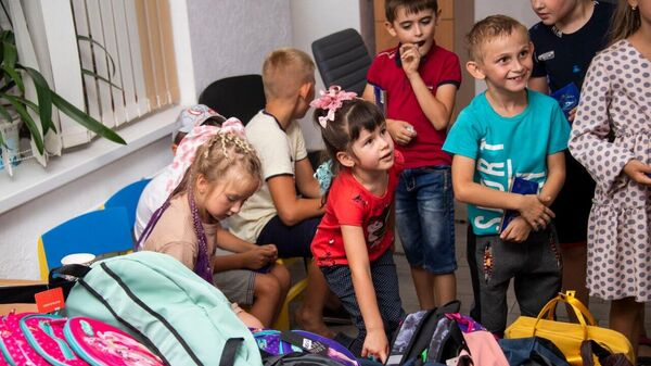Дети получают ранцы и школьные принадлежности в городе Алешки Херсонской области