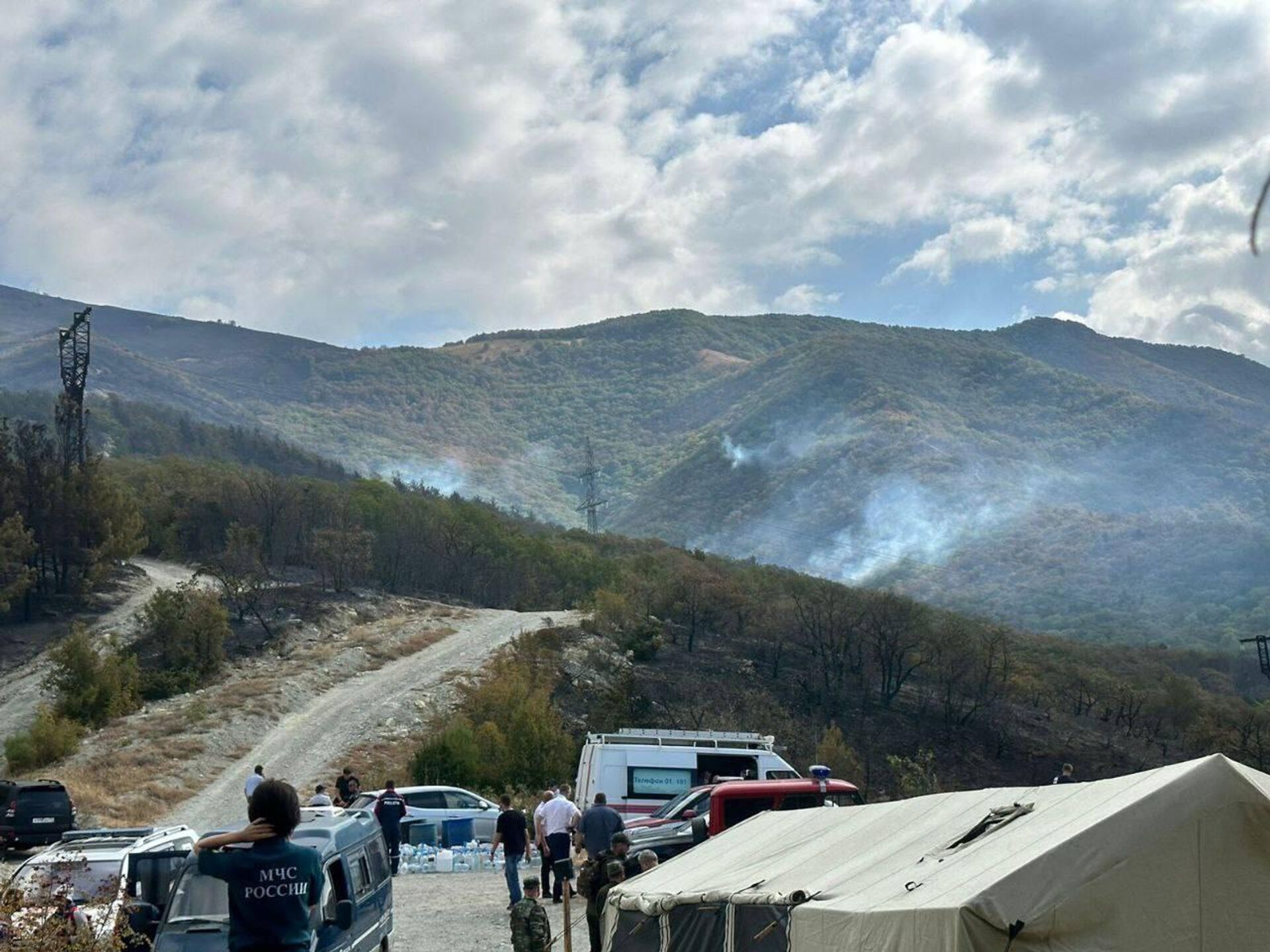 Самолеты-амфибии, два Ми-8 и более 440 человек тушат пожар в Геленджике -  РИА Новости Крым, 30.08.2023