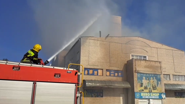 Спасатели тушат пожар на территории детского сада в Новой Каховке