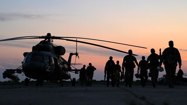 Группа военнослужащих ВС РФ возвращается с боевого вылета в зоне СВО.
