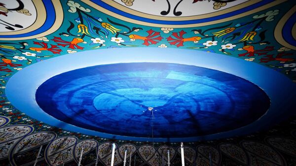 Работы по росписи главного купола Соборной мечети в Крыму