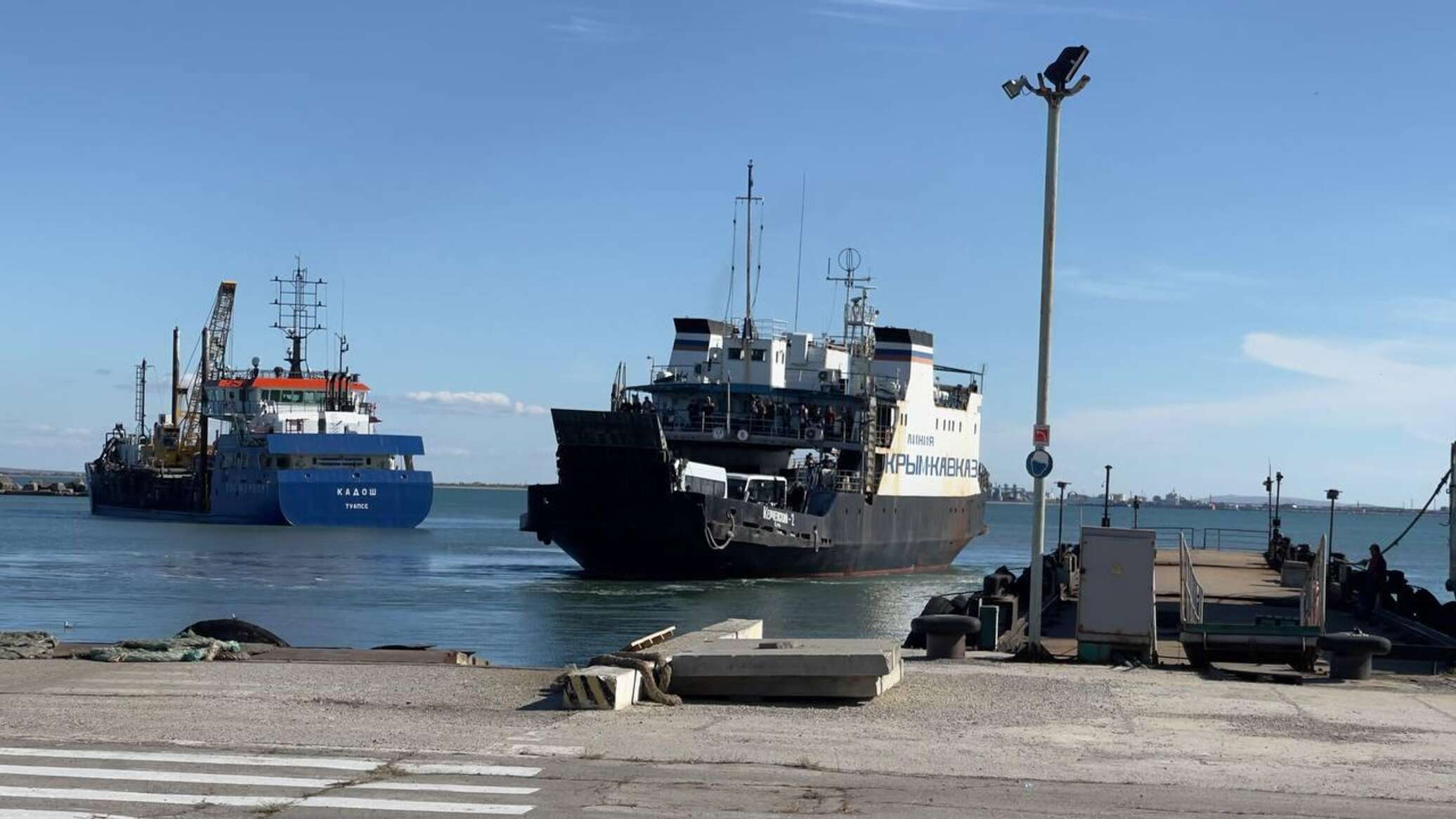 Паром в проливе. Керчь море паромная переправа. Паром Керчь Росморречфлота. Паром Керчь. Переправа Керчь.