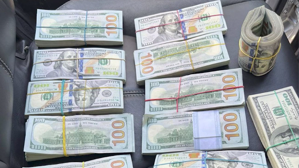 Стопки долларов и евро, найденные при обыске у крымчанина