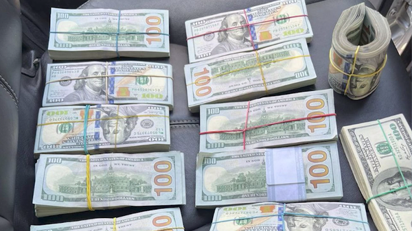Стопки долларов и евро, найденные при обыске у крымчанина