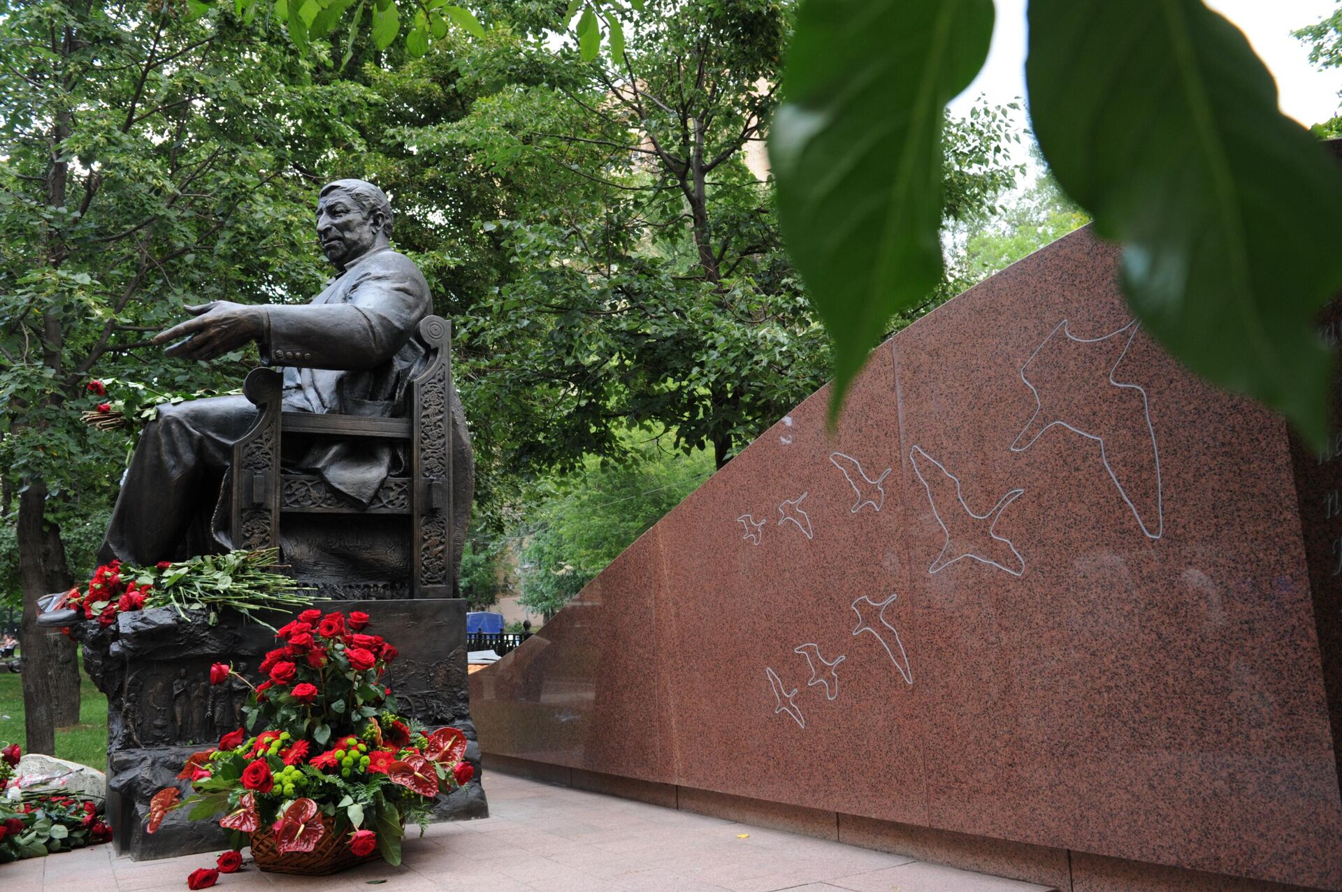Памятник дагестанскому поэту Расулу Гамзатову - РИА Новости, 1920, 06.09.2023