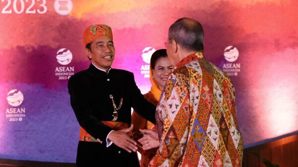 Министр иностранных дел РФ Сергей Лавров прибыл на торжественный ужин для глав делегаций на Восточноазиатском саммите (ВАС) в традиционной индонезийской рубашке