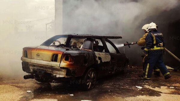 В Сакском районе огнем уничтожено два автомобиля и гараж