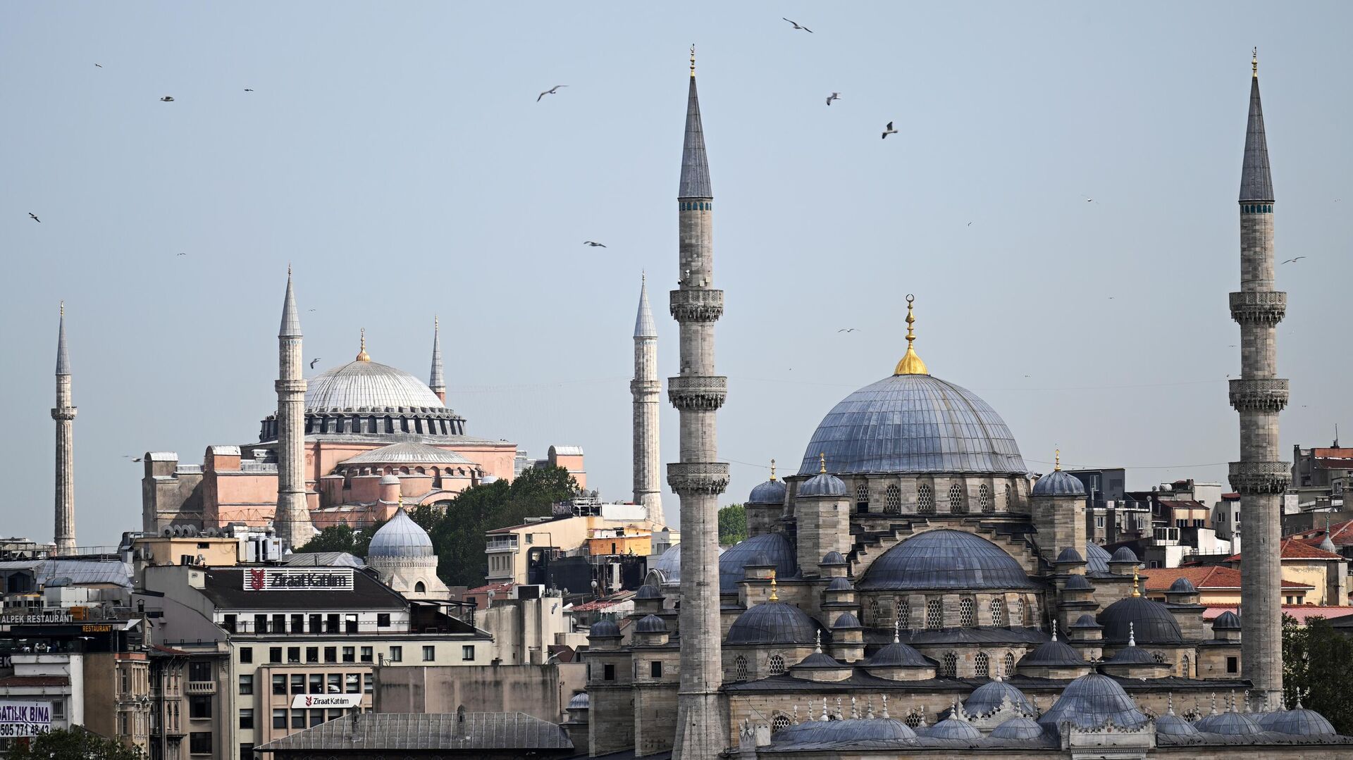 Вид на мечеть Айя-София (справа) и Новую мечеть в Стамбуле. - РИА Новости, 1920, 09.09.2023