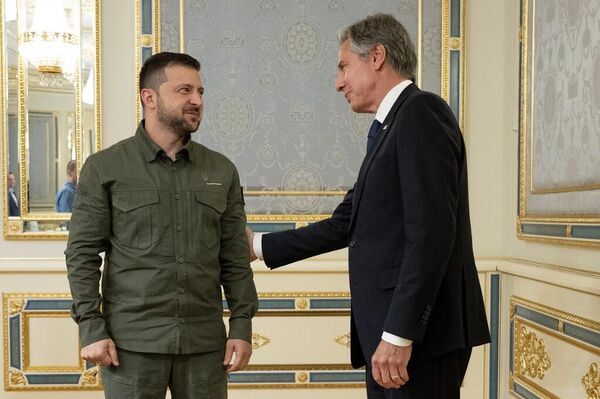 Президент Украины Владимир Зеленский (слева) и госсекретарь США Энтони Блинкен