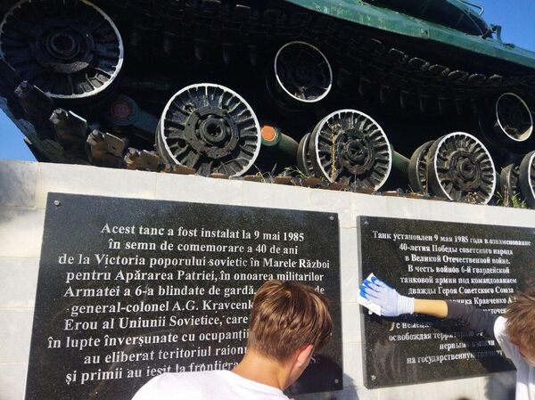 Волонтеры приводят в порядок оскверненный в Молдове памятник героям Великой Отечественной войны