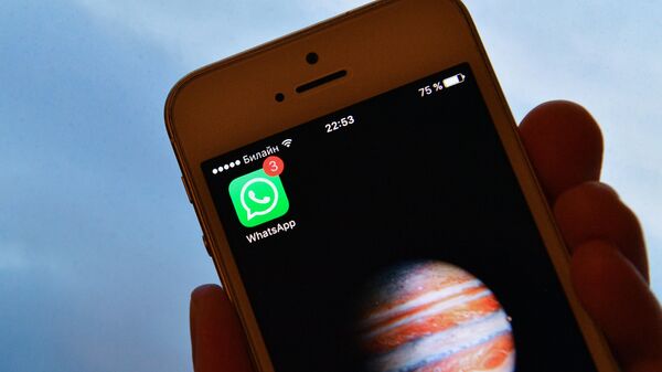 Иконка мессенджера WhatsApp на экране смартфона.