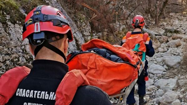 Специалисты Спасательной службы Севастополя во время эвакуации пострадавшего