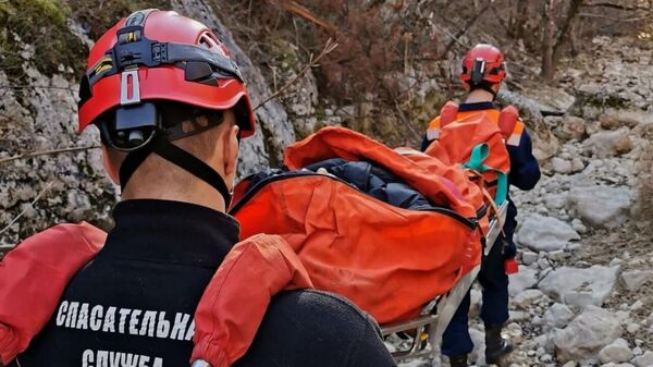 Специалисты Спасательной службы Севастополя во время эвакуации пострадавшего
