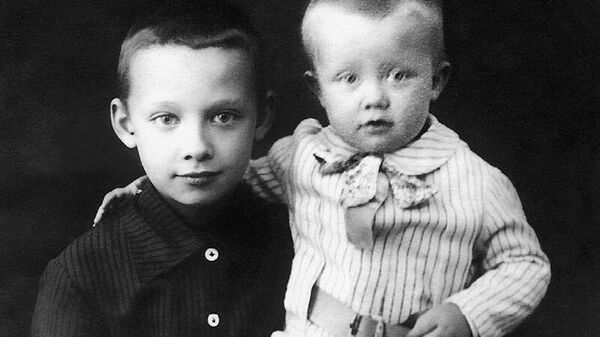 Николай Добронравов с младшим братом Димой. 30-е годы