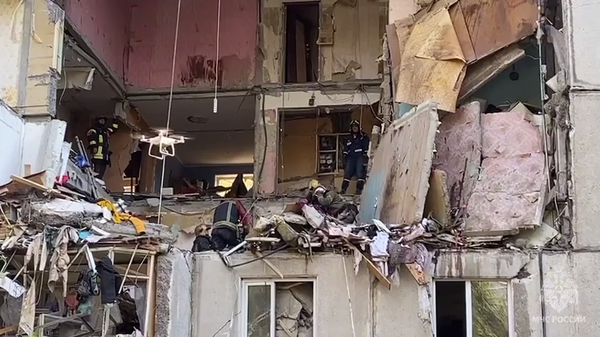 Спасатели работают на месте обрушении дома в Балашихе