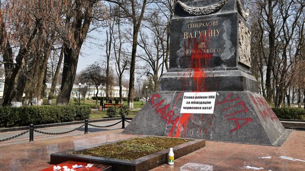Националисты в Киеве облили краской памятник генералу Ватутину