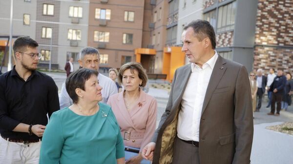 Вручили ключи от нового жилья в Белгородской области семьям, которые вынужденно покинули свои дома из-за обстрелов