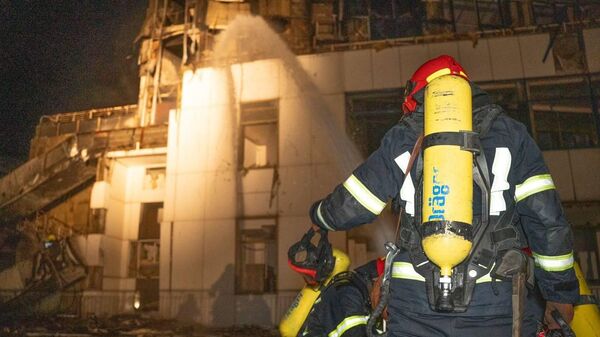 Украинский пожарный во время ликвидации огня в Одессе