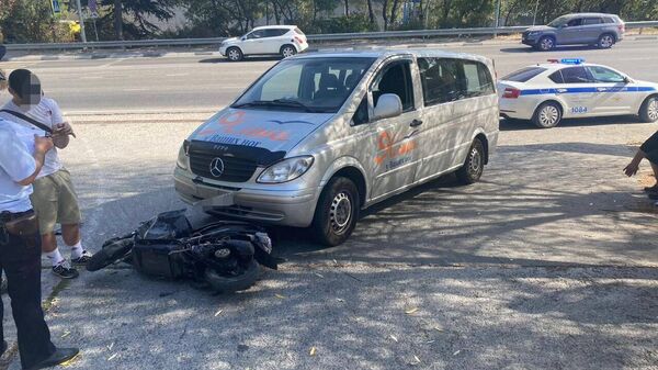 В Ялте микроавтобус сбил подростка на мопеде